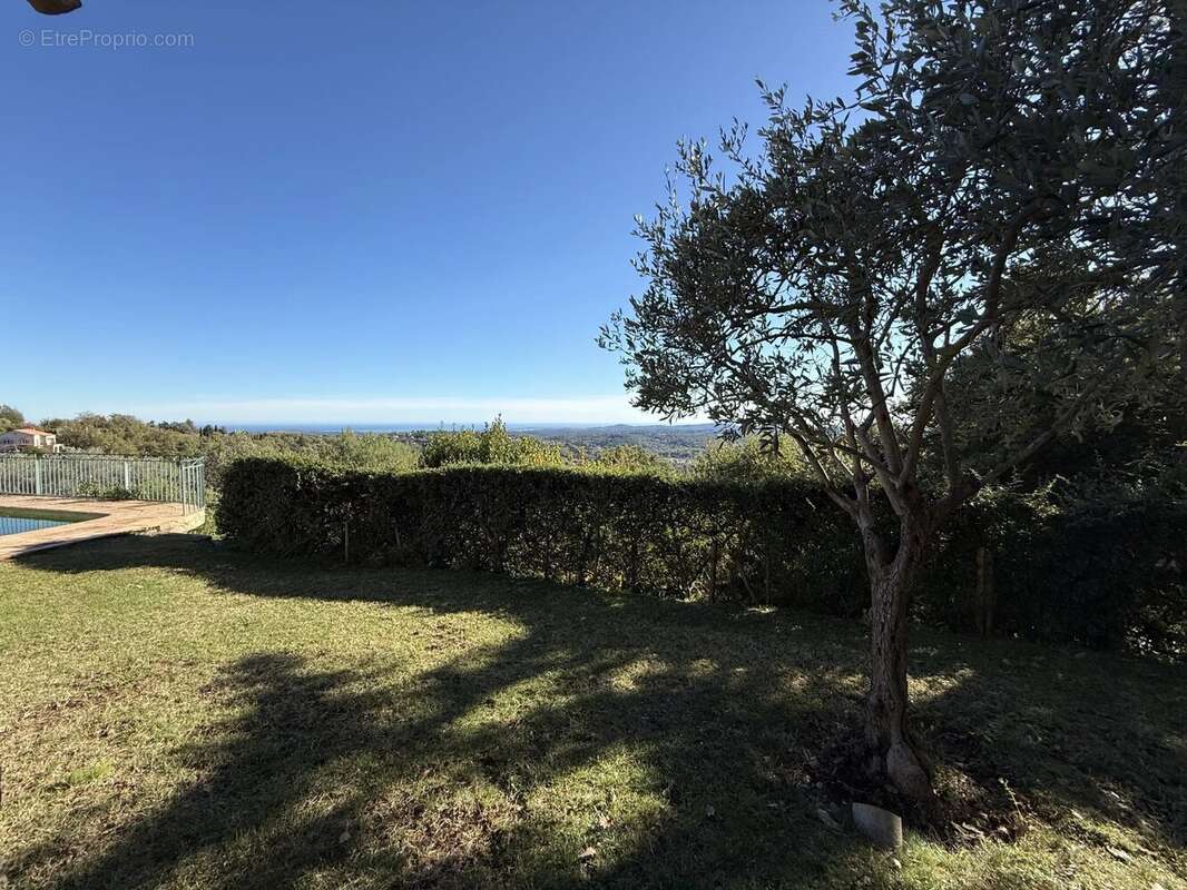 Maison à CHATEAUNEUF-GRASSE