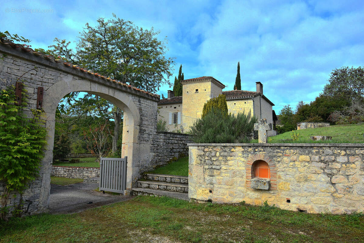Maison à MONTAIGU-DE-QUERCY
