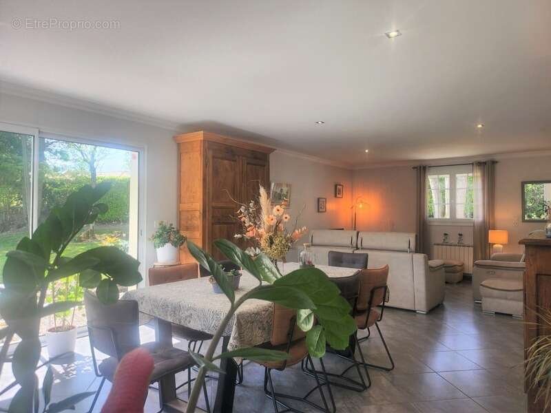 Belle Maison de plain pied avec 4 chambres et jardin arboré - à vendre - 6 pièces - ALLEZ ET CAZENEUVE (47) - photo 9