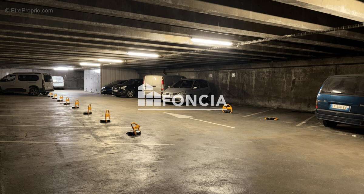 Parking à PARIS-18E