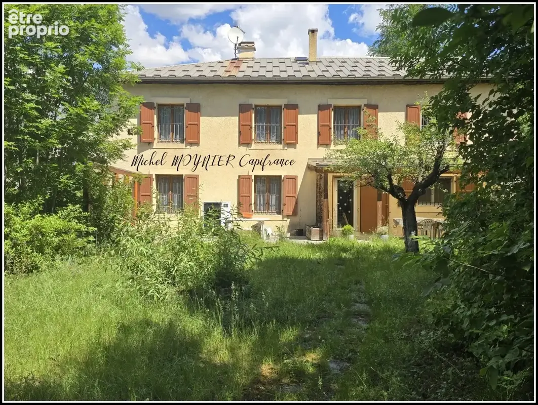 À L’Argentière-la-Bessée, maison de caractère sur plus de 2 500 m² de terrain, volumes, annexes et vraie présence - photo 1