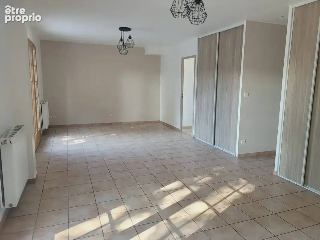 Achetez une construction traditionnelle avec un beau séjour lumineux à Heudebouville