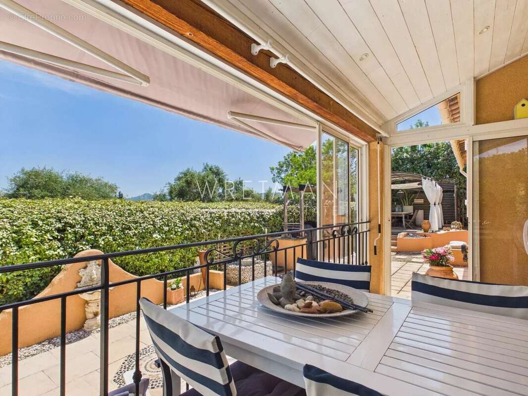 Villa bien entretenue avec piscine et vue dégagée - Le Luc - photo 11