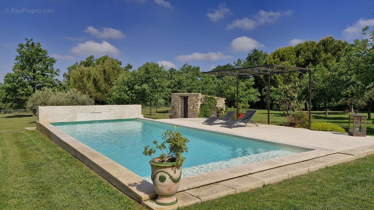Maison à LA ROQUE-SUR-PERNES