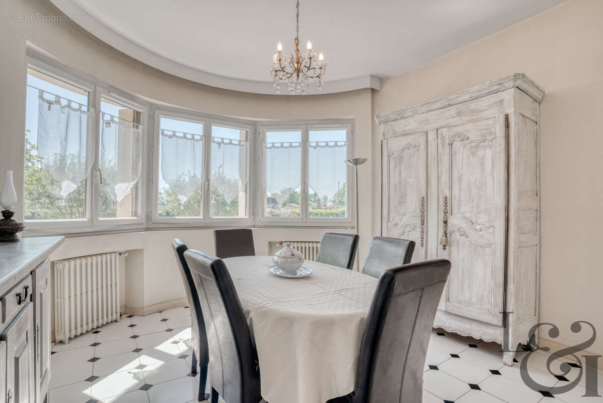 A vendre secteur Casseneuil belle villa de caractère de 7 pièces, avec piscine. - photo 8