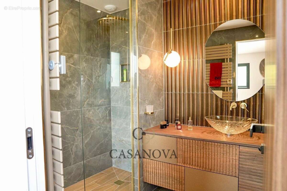 Villa contemporaine surplombant les étangs - photo 9