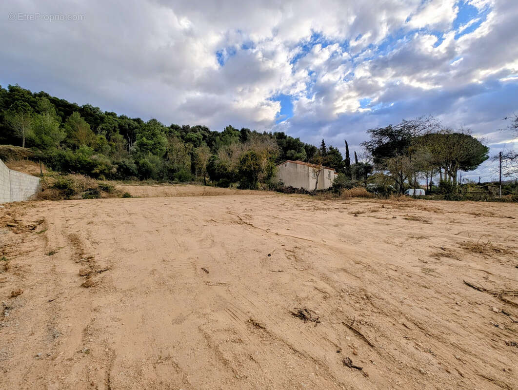 Terrain à ORNAISONS