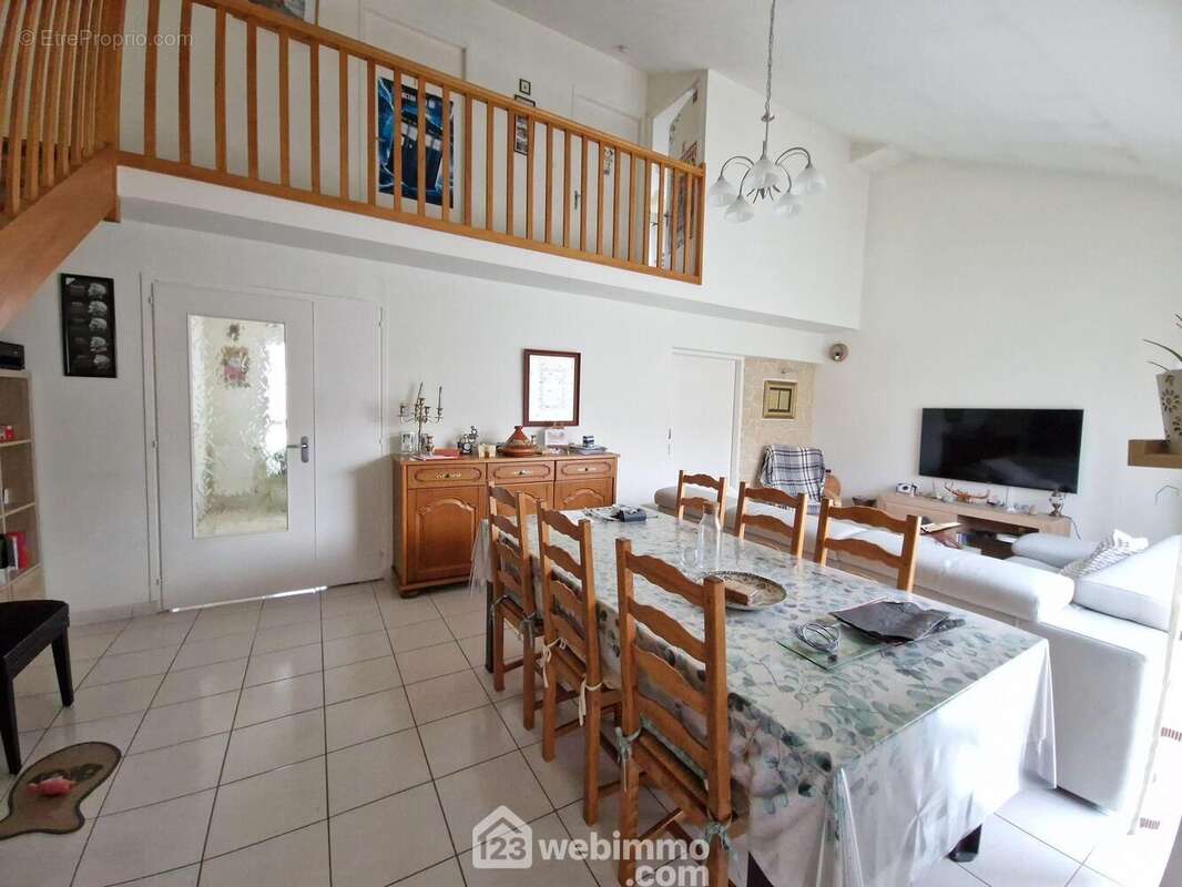 Autre vue du séjour avec escalier et palier de l&#039;étage - Maison à LA ROCHE-SUR-YON