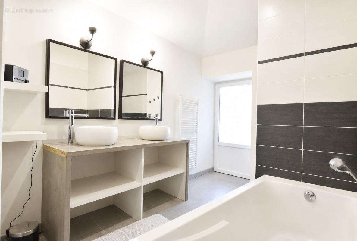 Chiroubles – Grande maison familiale rénovée avec dépendances, jardin et espace indépendant - photo 12