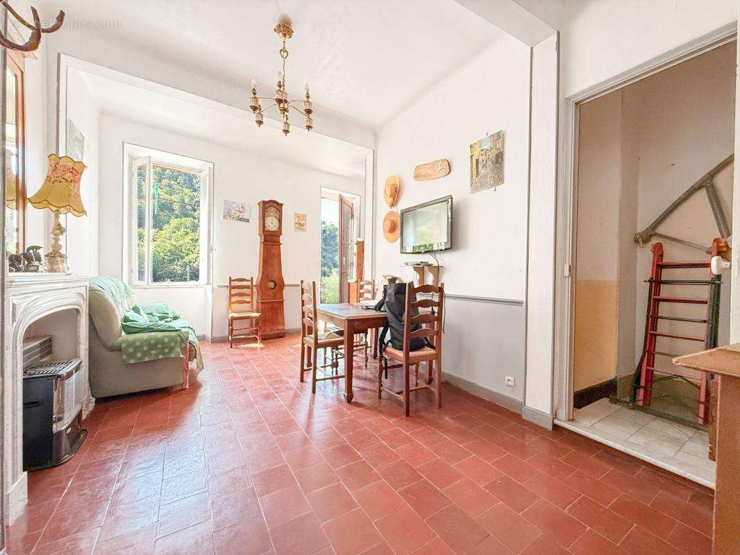 Maison de Maître à vendre à LUCERAM 160 m² 4 chambres jardins terrasses caves - photo 3