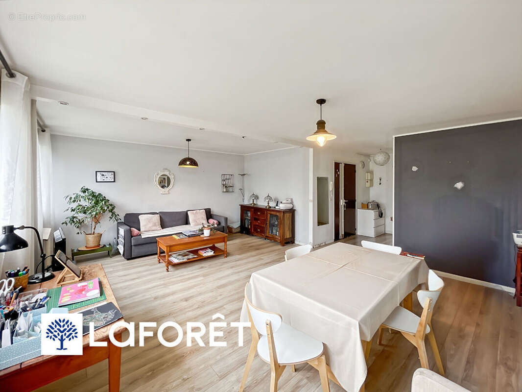 Appartement à SAINTE-GENEVIEVE-DES-BOIS