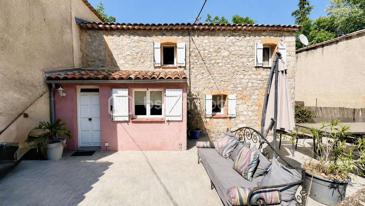 ACHAT d'une Maison rénovée avec charme, jardin, terrasse et garage 2 Chambres à Mazaugues 83136 proche centre - photo 9
