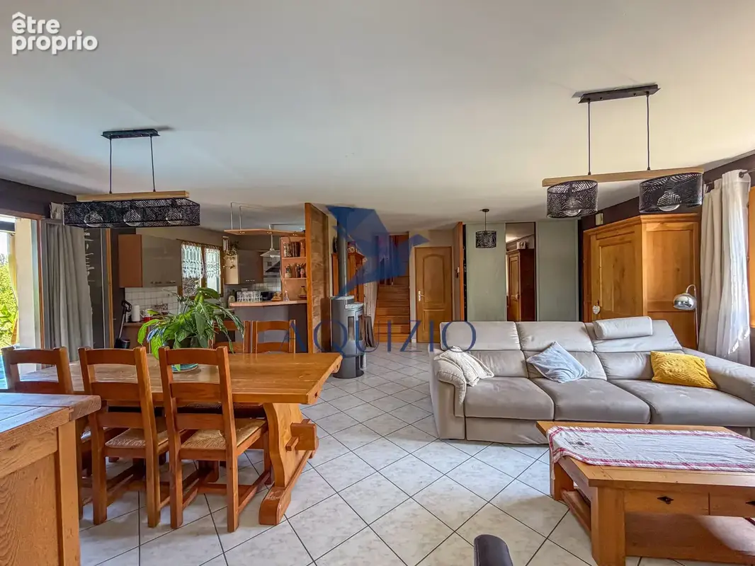 Propriété familiale de 173 m2   Plus de 2 200 m2 de terrain plat, piscine et vue montagnes - photo 6