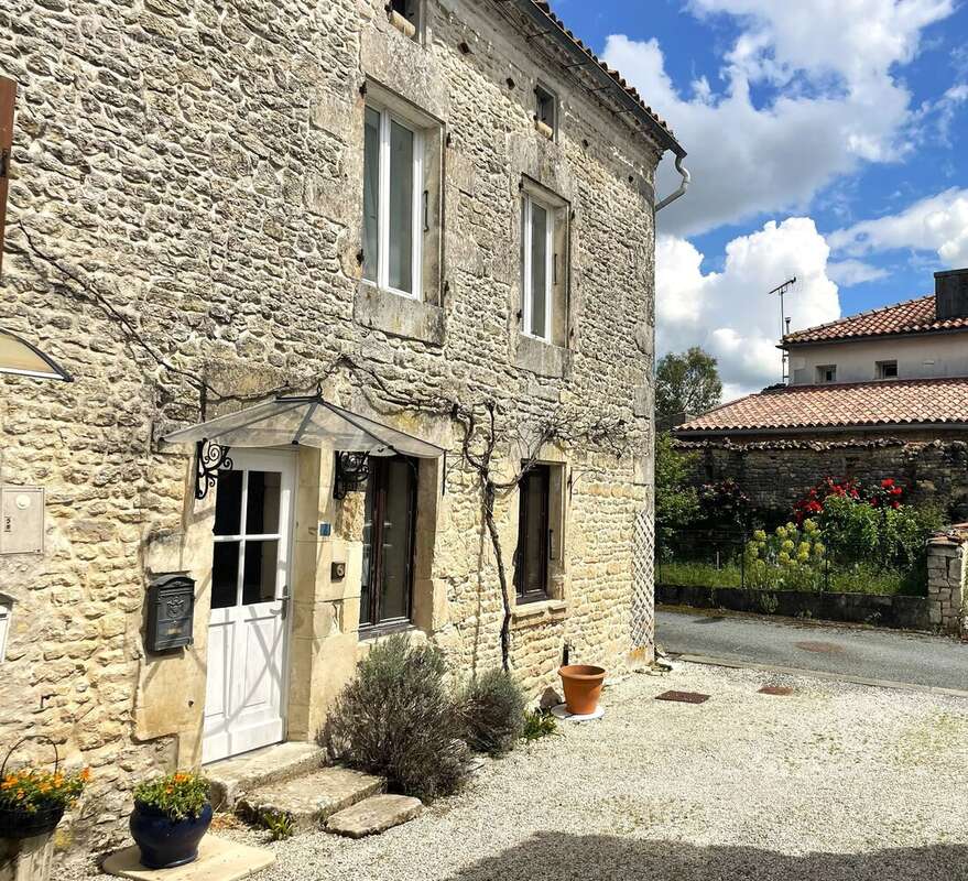 Maison à SAINT-PIERRE-DE-JUILLERS