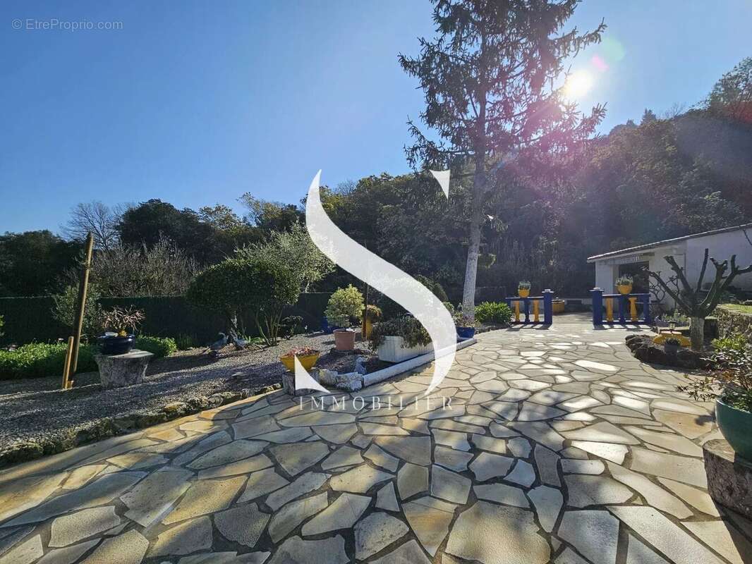 EXCLUSIVITÉ – Maison 3 pièces avec jardin, véranda et grand garage . - photo 4