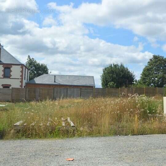 Terrain à CORCOUE-SUR-LOGNE