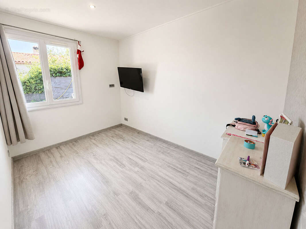 A vendre - contes la vernea - villa de 132 m² 5 pieces - terrain 500 m² - garage - parking - photo 8