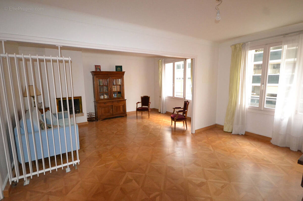 Appartement à PARIS-7E