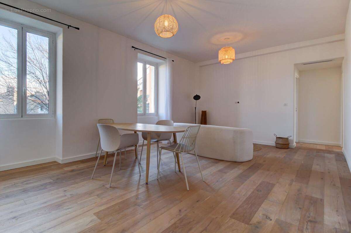 Appartement à SAINT-LAURENT-DU-VAR