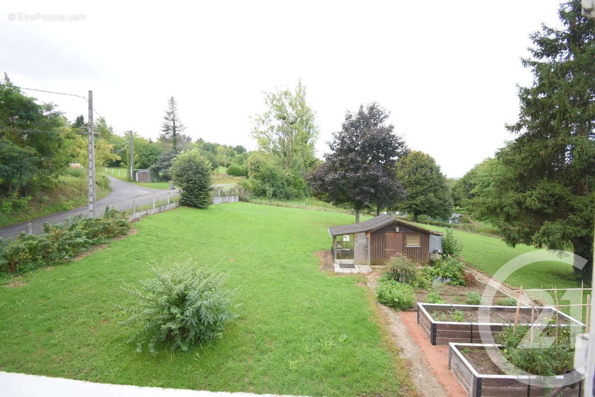 Maison à CREUZIER-LE-VIEUX