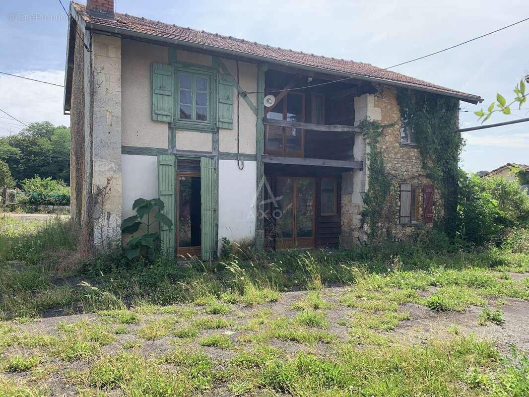 Ensemble immobilier proche de la Rochefoucauld - photo 3