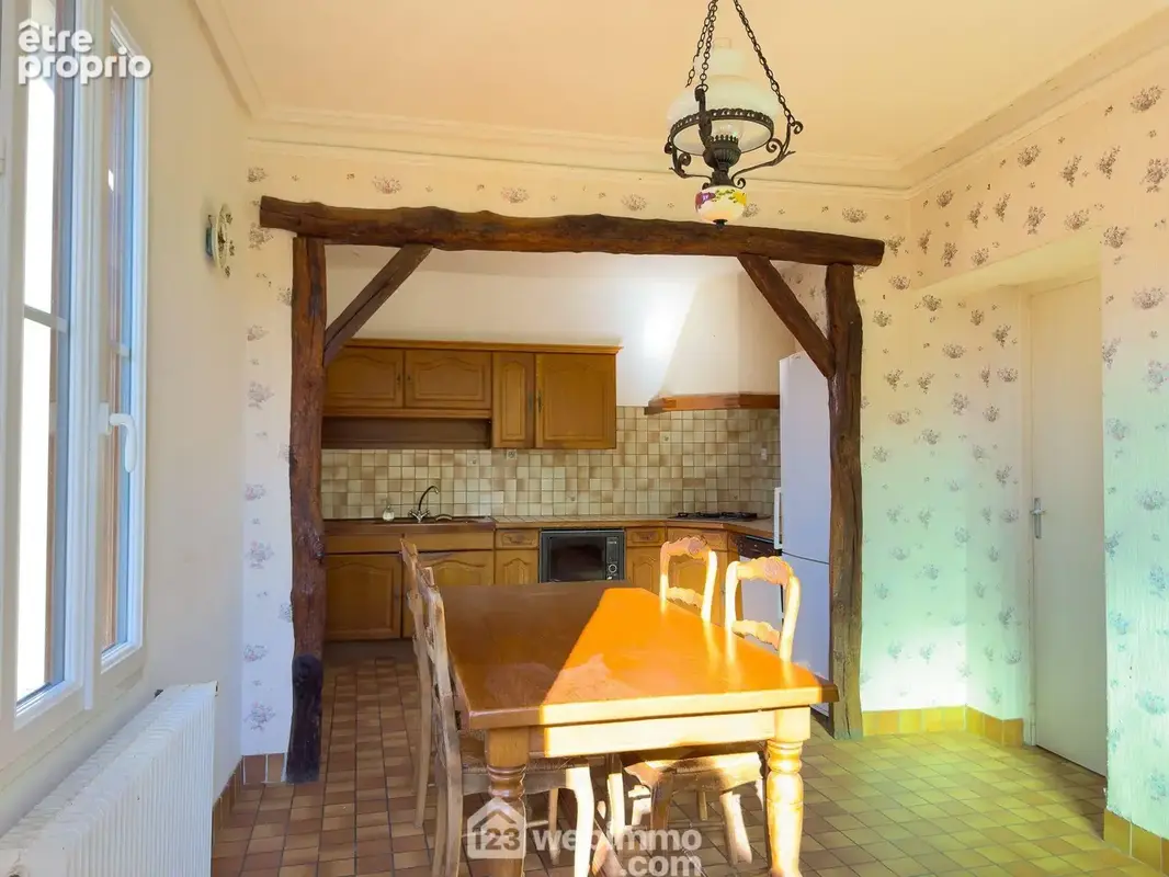 La maison dispose d'une cuisine de 19m² environ...