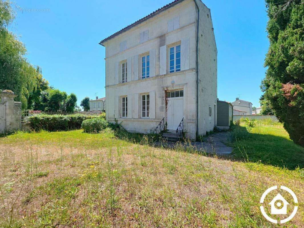 Maison à GENSAC-LA-PALLUE