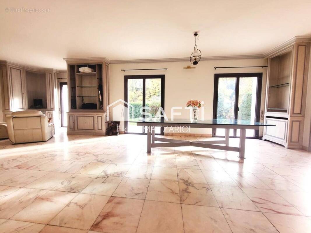 Photo 1 - Maison à LE MESNIL-LE-ROI