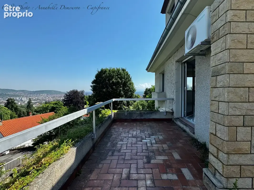 ROYAT - Grande maison familiale à rénover avec vue panoramique, terrain rare, piscine - photo 9