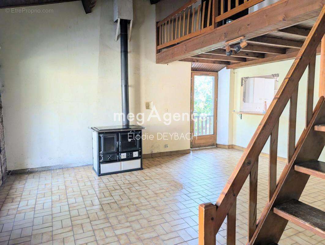 Maison avec extérieur et stationnement clos - photo 2