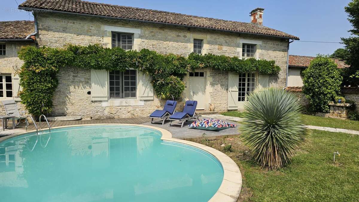 Authentique corps de ferme en pierre piscine et double garag - photo 2