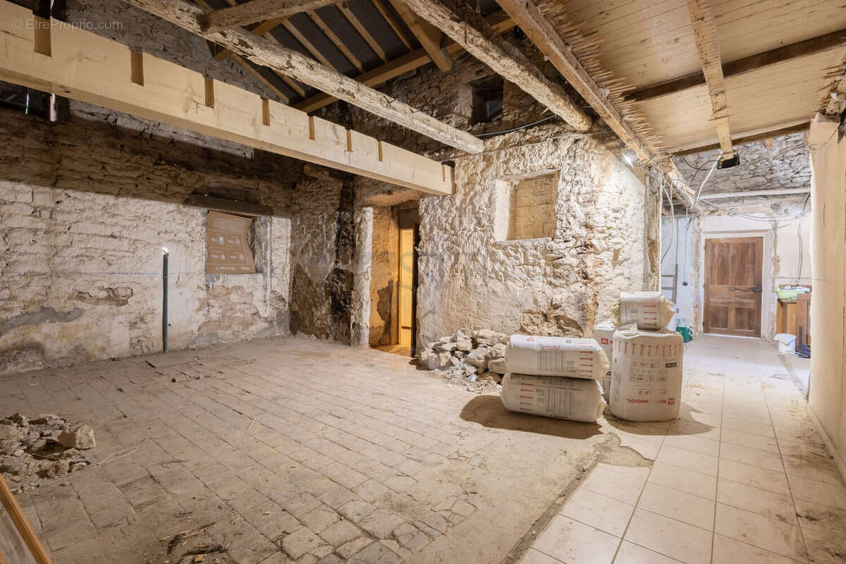 Maison 250 m² à Vinezac  - photo 6