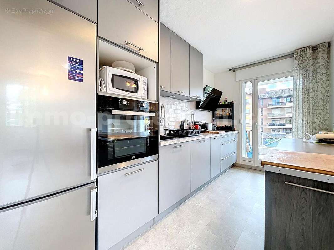 Appartement_T4_Gaillard_belle_superficie_prix_frontière_Suisse_direction_GENEVE_autoroutes_investissement_locatif_vente_vue_séjour_salon_salle_a_manger_cuisine_américaine_ - Appartement à GAILLARD
