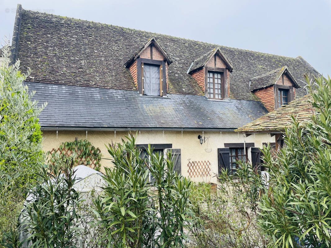 Maison à SAINT-GENOUPH