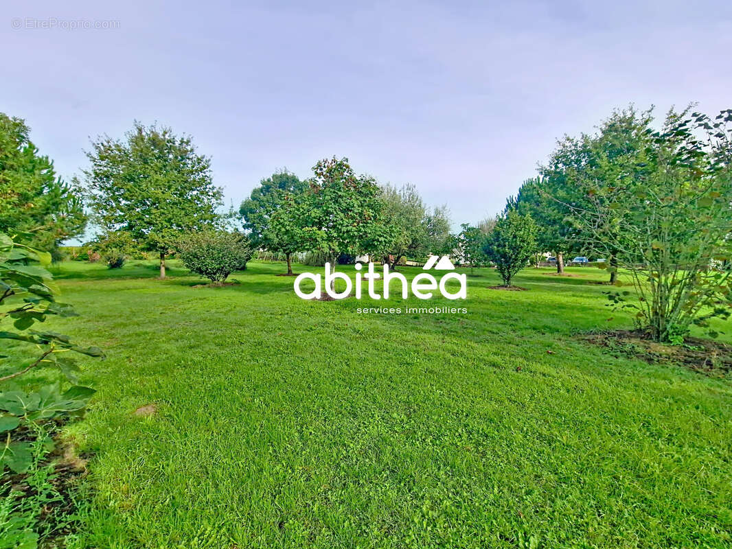 Maison à SAINT-GENIS-DE-SAINTONGE