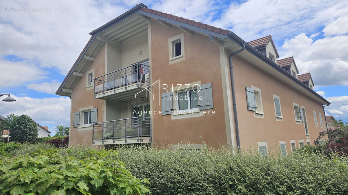 Appartement à PERON