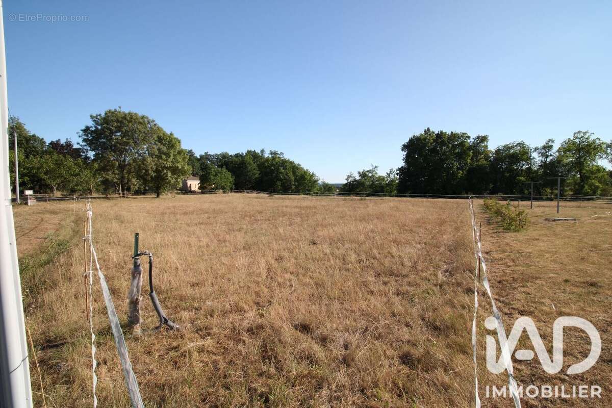 Terrain 1017 m² à Montpezat-De-Quercy  - photo 4