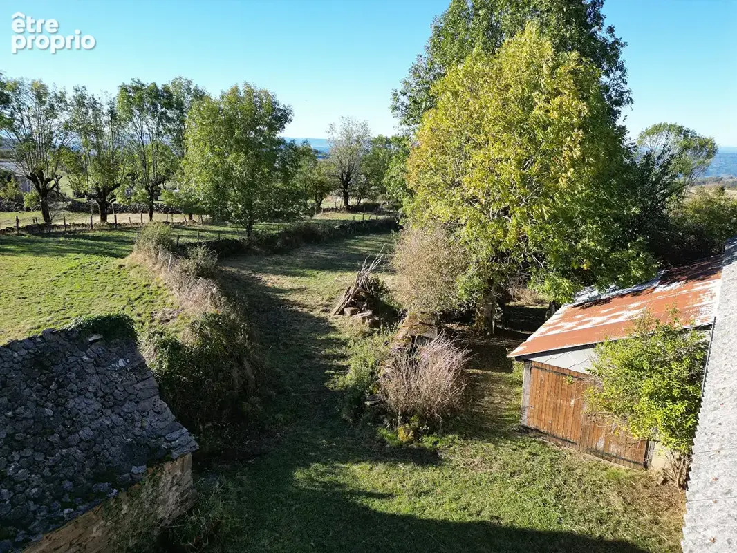 Ensemble immobilier, maison, grange sur une parcelle de 1300 m², AUBRAC - photo 4