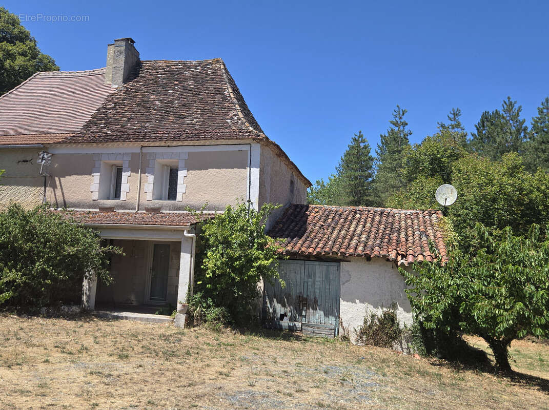 Ensemble de bâtiments à restaurer sur 4900m2! - photo 14