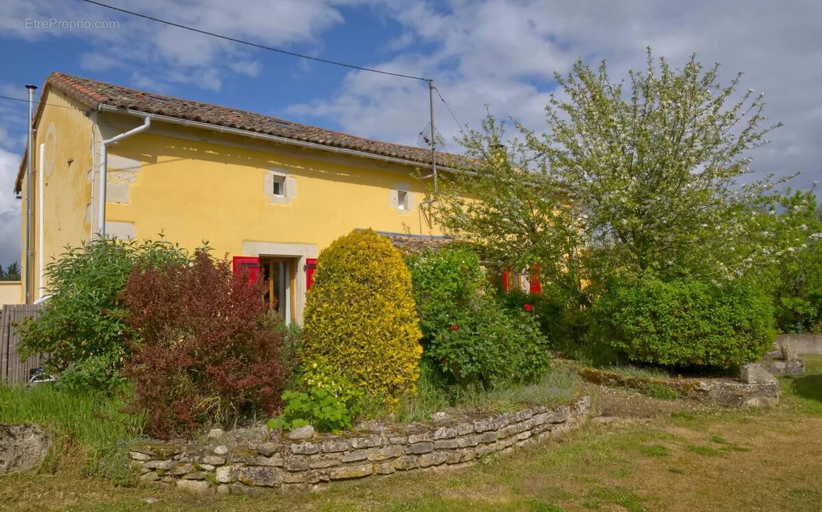 Maison à MAIRE-LEVESCAULT