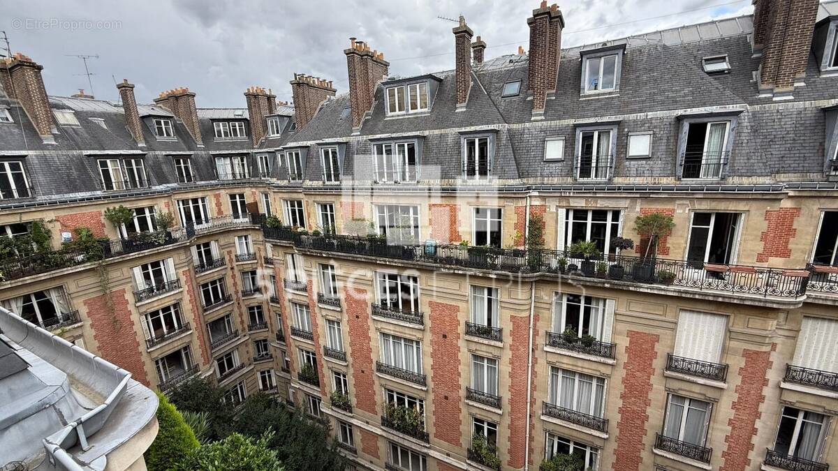 Appartement à PARIS-8E