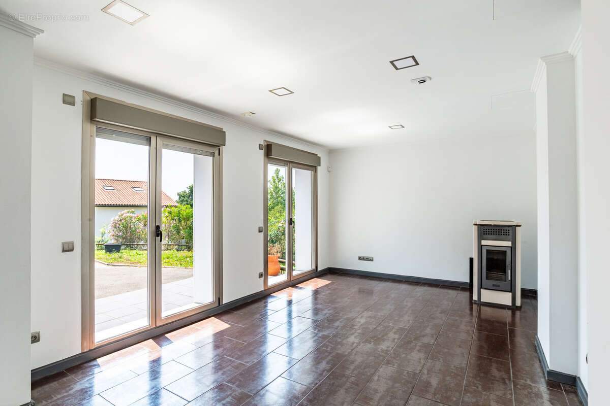 Maison récente 4 chambres avec jardin de 1 000 m2 - photo 3