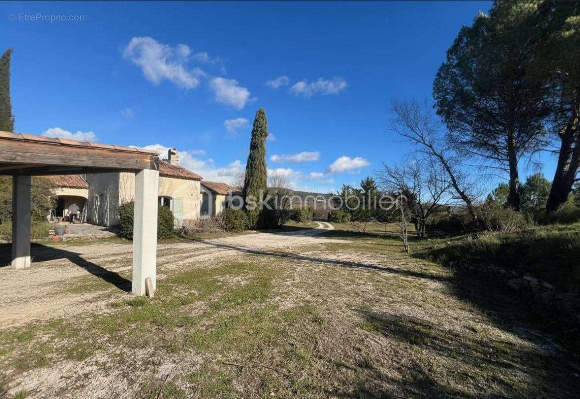 Commerce à TOURRETTES