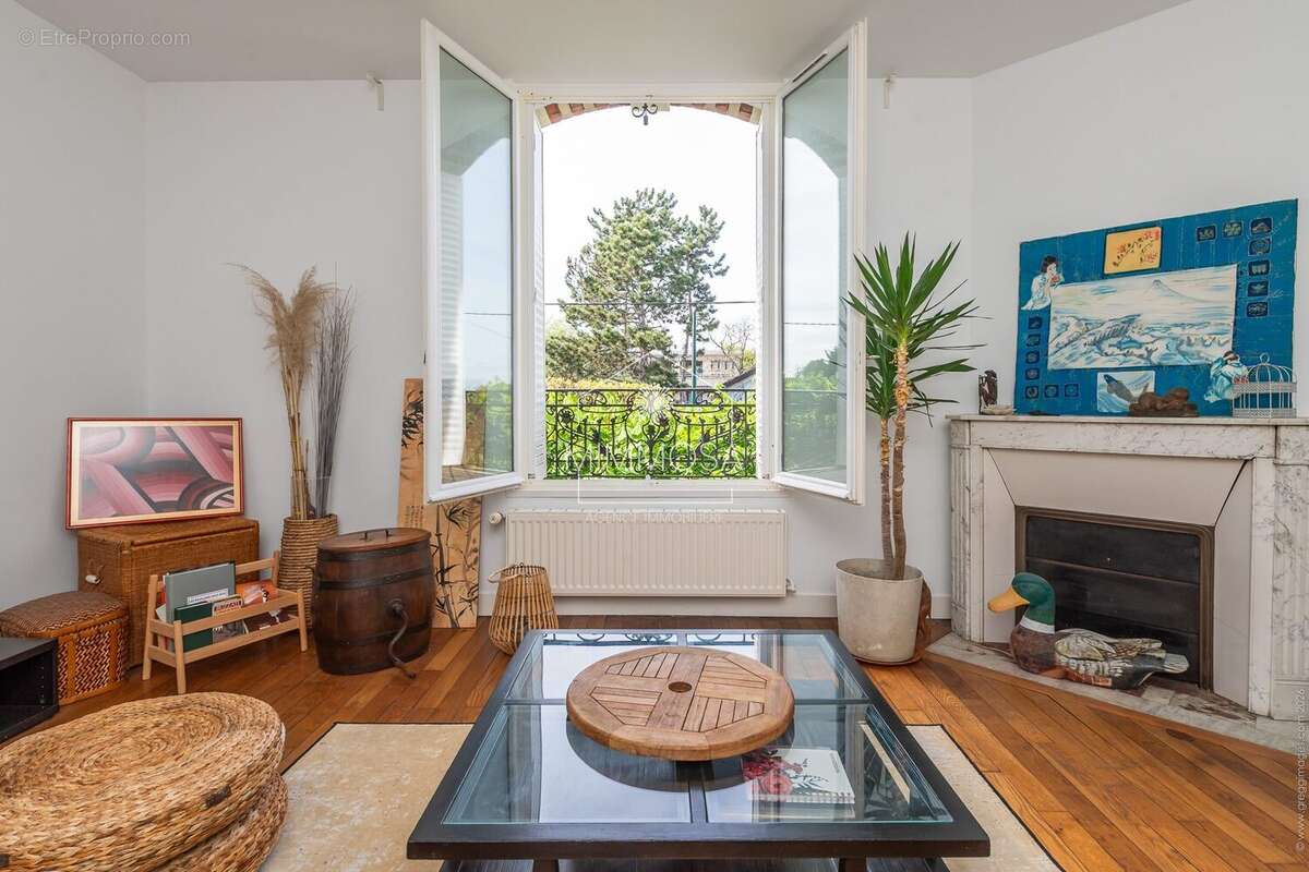 Appartement à LES PAVILLONS-SOUS-BOIS