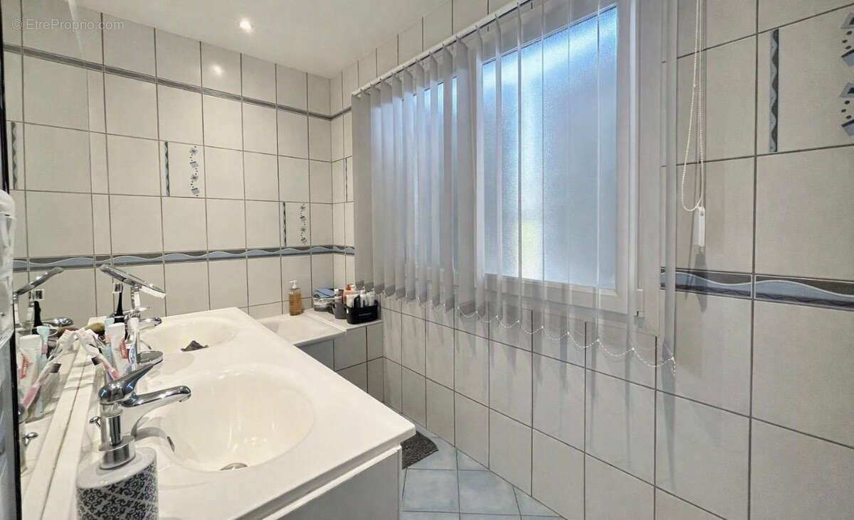 Ambès - Maison de 82 m2 habitables sur un terrain clos d'environ 596 m2- Piscine chauffée-Terrasse en bois -Pool house-Patio cos - photo 10
