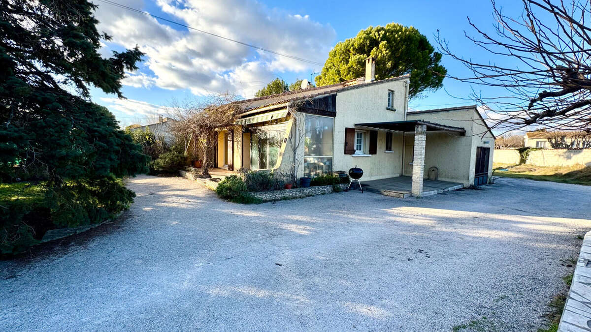 Maison à ENTRAIGUES-SUR-LA-SORGUE