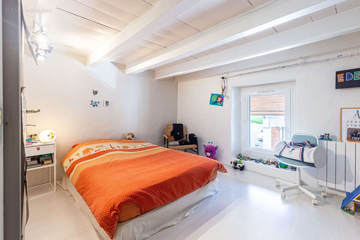 "amarante" - co-exclusivite laforet - mesigny - maison t5 de 161,07 m² - terrain de 394 m² - dpe d - photo 12