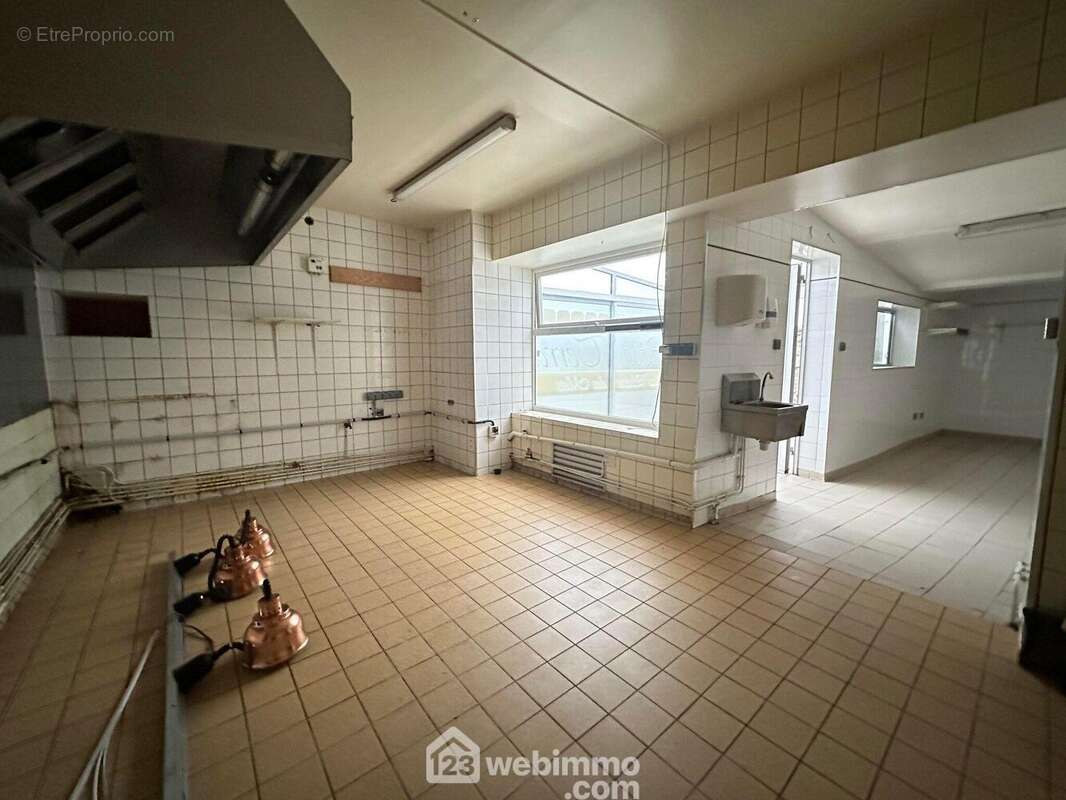A ses cotés, la cuisine de 32 m² à aménager selon vos envies