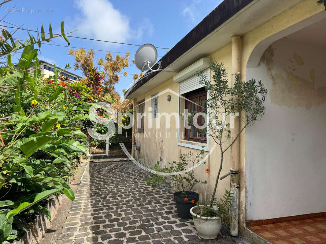 Maison familiale de 4 chambres avec T2 indépendant et garage sur un terrain clôturé - photo 17