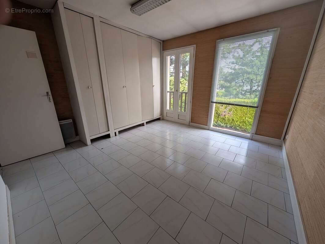 Commerce 153 m² à Les Clayes-Sous-Bois  - photo 5